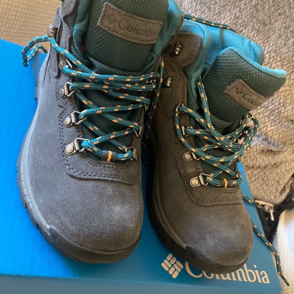 Columbia Womens Newton Ridge Grey Hiking Boots Size 7 Medium (B, M)